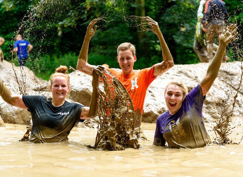 vrienden in de modder tijdens de 4 km run van strong viking