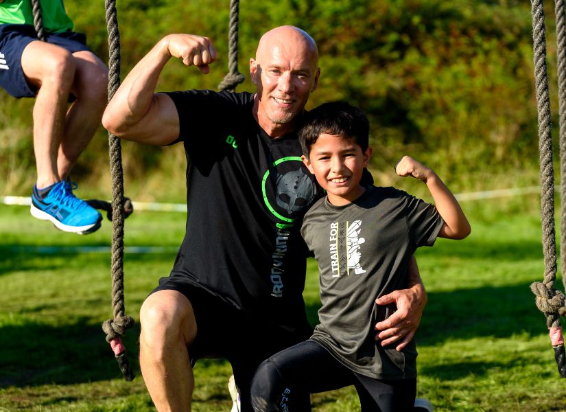 vader en zoon die hun spierballen laten zien
