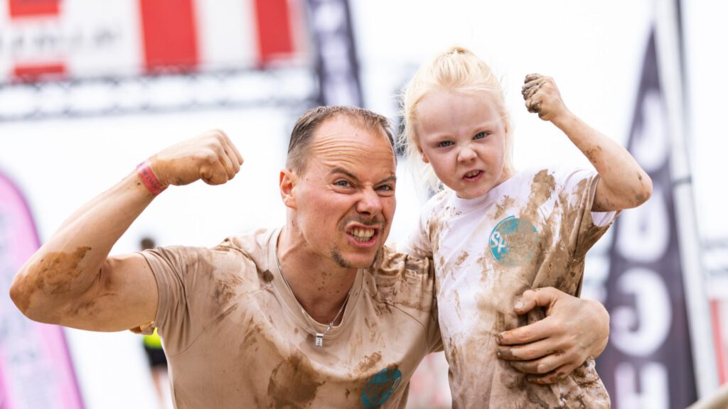 vader en dochter die stoer kijken en hun spierballen laten zien tijdens de strong viking family run