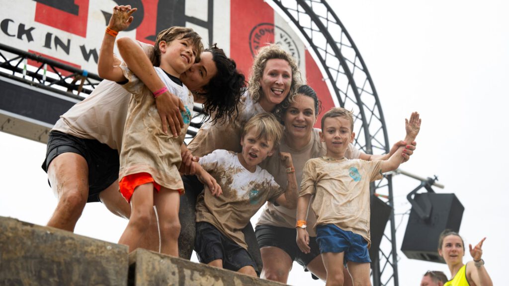 Kinderen en volwassenen bij de fniish van de strong viking family run
