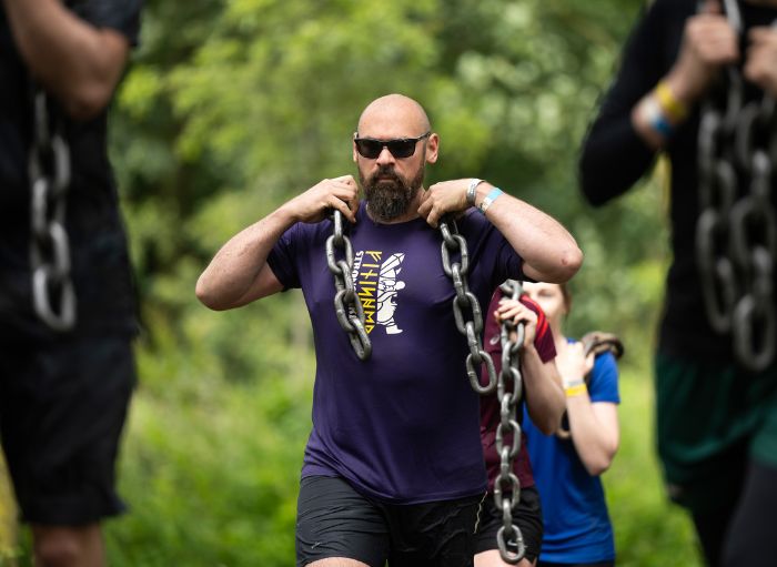 Man die een metalen ketting om zijn nek heeft hangen