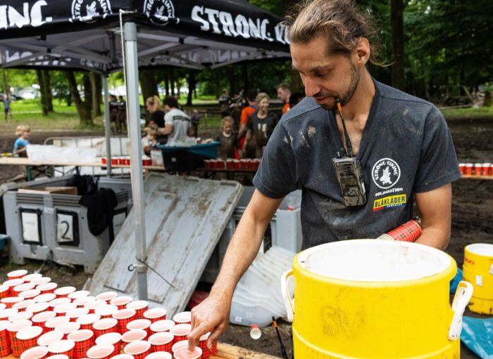 crew member die bij een drinkpost staat
