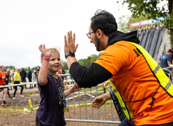 Crew member geeft kindje een high five
