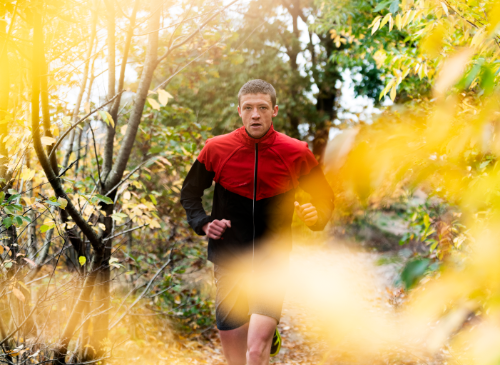 een man die door het bos rent tijdens de trail run in wijchen