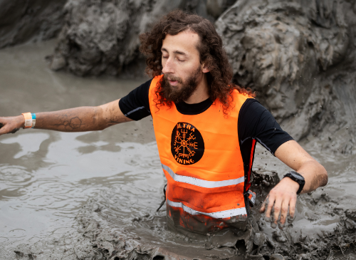 een ultra viking deelnemer die onder de modder zit