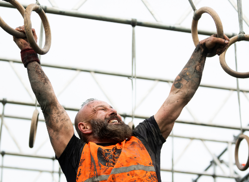 ultra viking deelnemer die aan ringen hangt