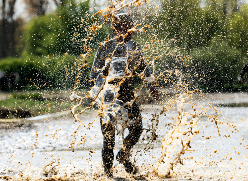 een man met spetterend water