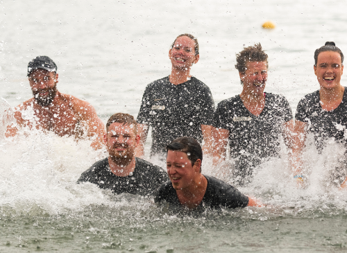 een groep mensen in het water