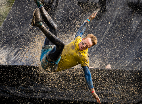 een man die van de fjord drop glijdt