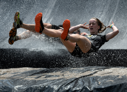 mensen die van de fjord drop afglijden