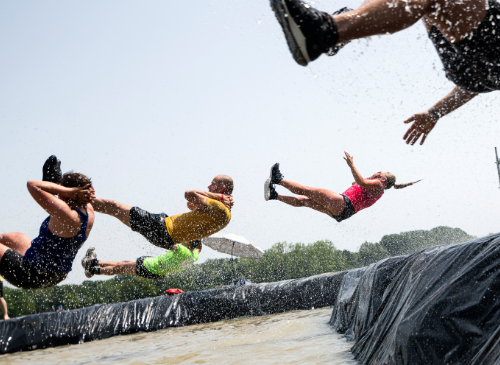 mensen die vanaf de fjord drop afglijden