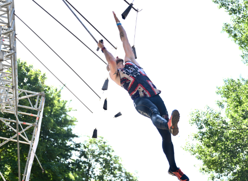een man die de flying ragnar overwint