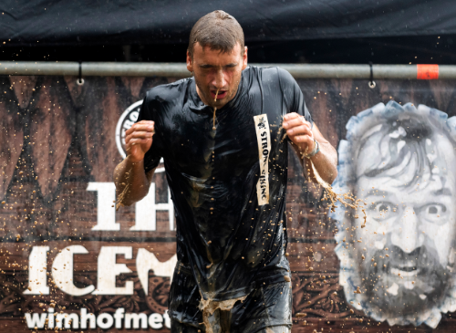 een man die uit een ijsbad komt (wimhofmethode) tijdens de strong viking water editie gent